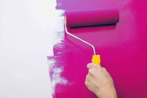 weiße Wand wird pink gestrichen