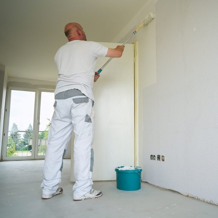 Maler während der Renovierung einer Wohnung