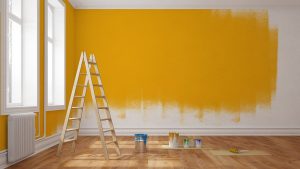 Frisch gestrichene Wand mit gelber Farbe