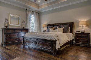 Schlafzimmer weiß mit Holzbett