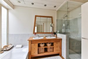 weißes Badezimmer mit braunem Spiegelschrank