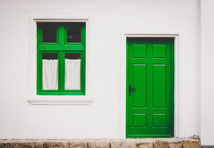 Hausfassade mit grüner Tür